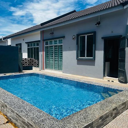 Villa Pool Kepala Batas Kampong Hilir  Екстериор снимка