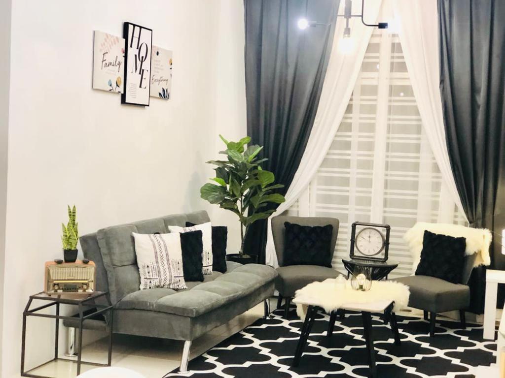 Villa Pool Kepala Batas Kampong Hilir  Екстериор снимка
