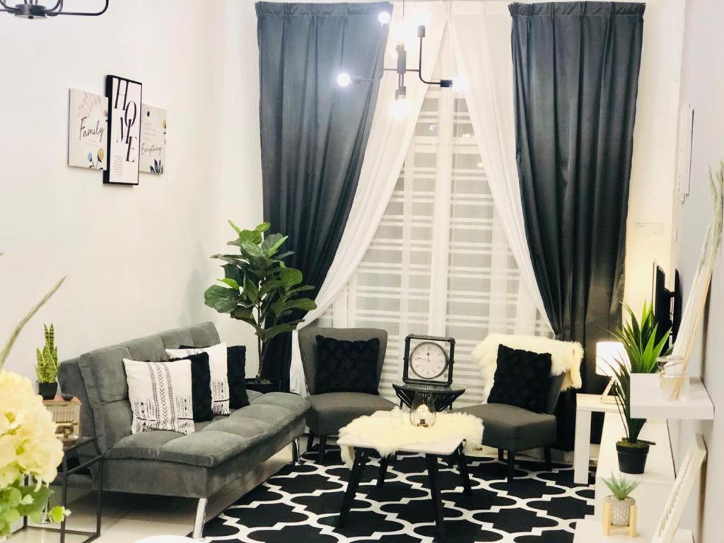 Villa Pool Kepala Batas Kampong Hilir  Екстериор снимка