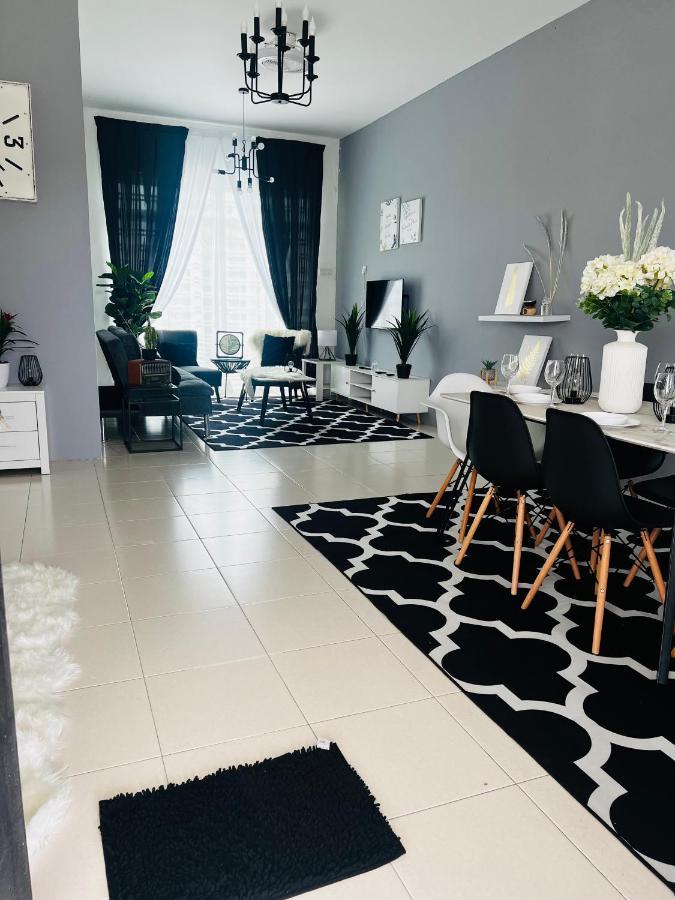 Villa Pool Kepala Batas Kampong Hilir  Екстериор снимка