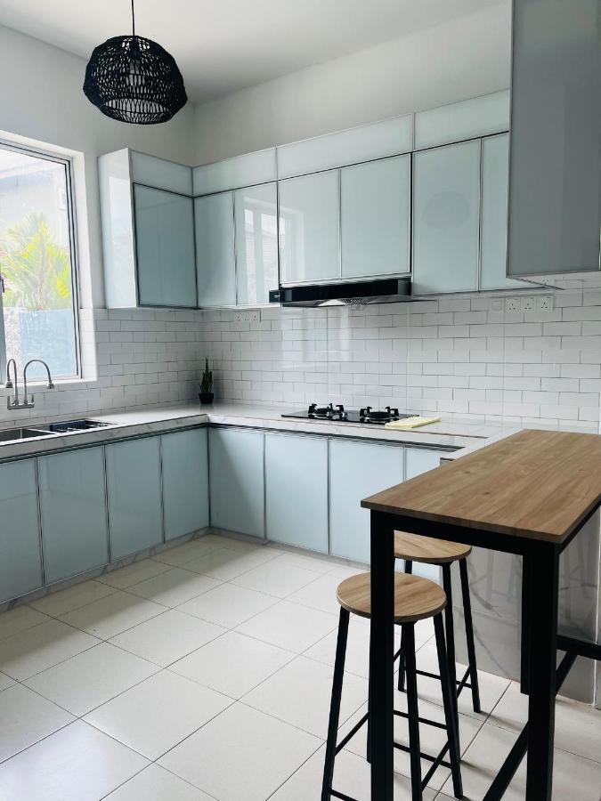 Villa Pool Kepala Batas Kampong Hilir  Екстериор снимка