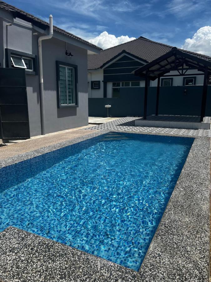 Villa Pool Kepala Batas Kampong Hilir  Екстериор снимка