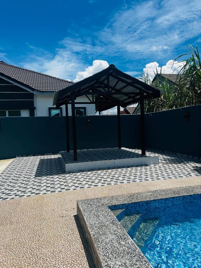 Villa Pool Kepala Batas Kampong Hilir  Екстериор снимка
