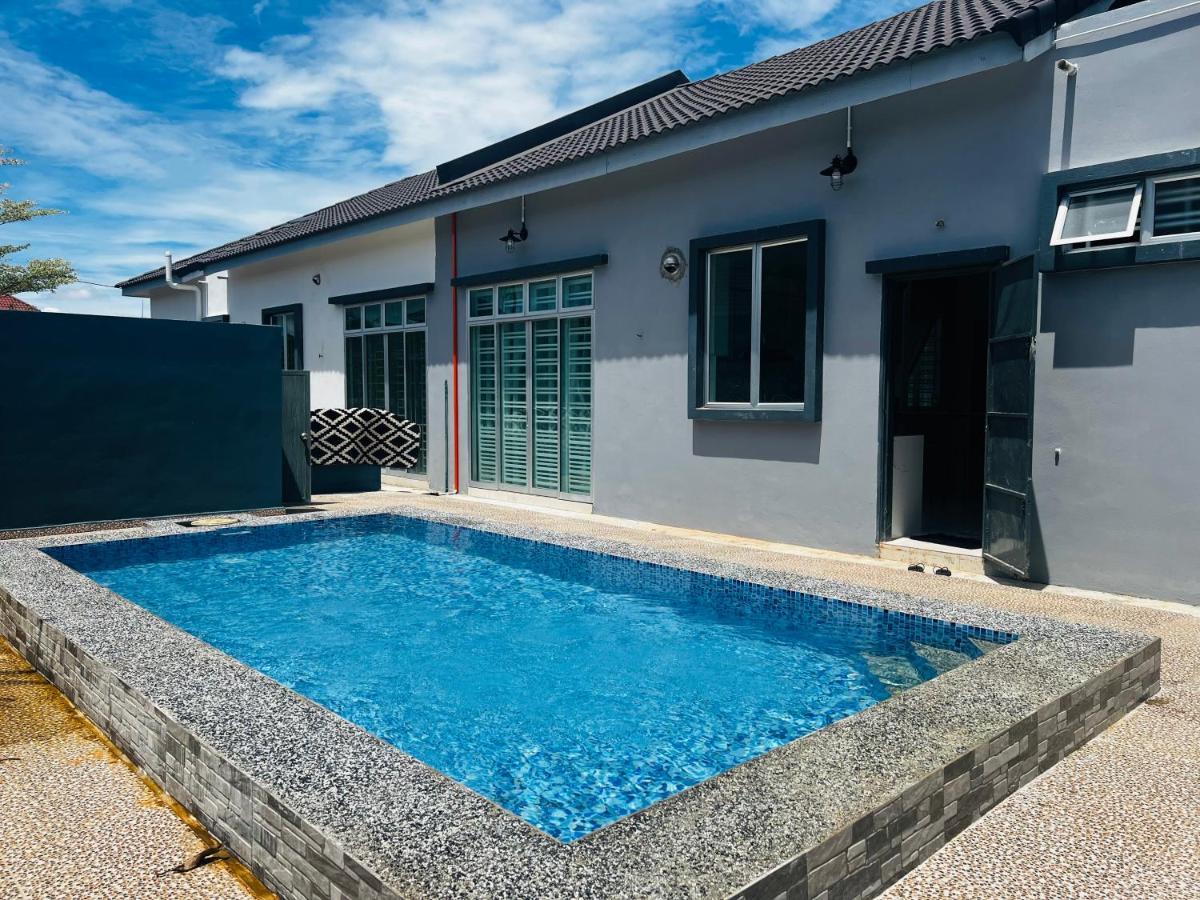 Villa Pool Kepala Batas Kampong Hilir  Екстериор снимка